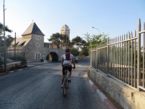 בדרך מול מתחם אוגוסטה ויקטוריה