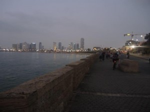מבט על טיילת יפו - תל אביב בראשית הערב